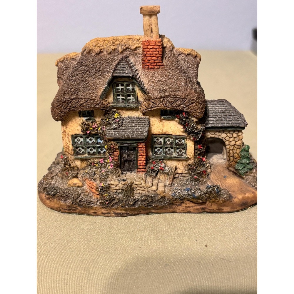Lilliput Lane Thatched Roof Cottage Collectible